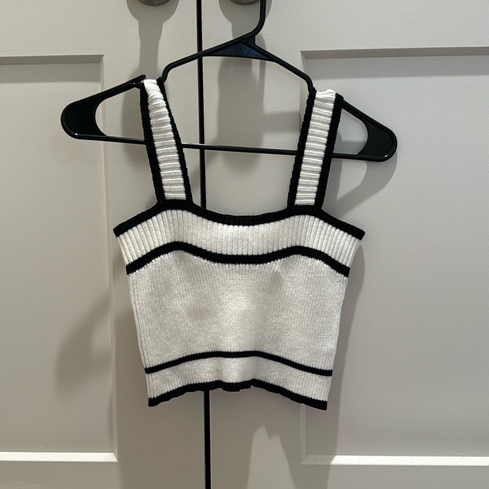Classy Knit crop tank. Black/white